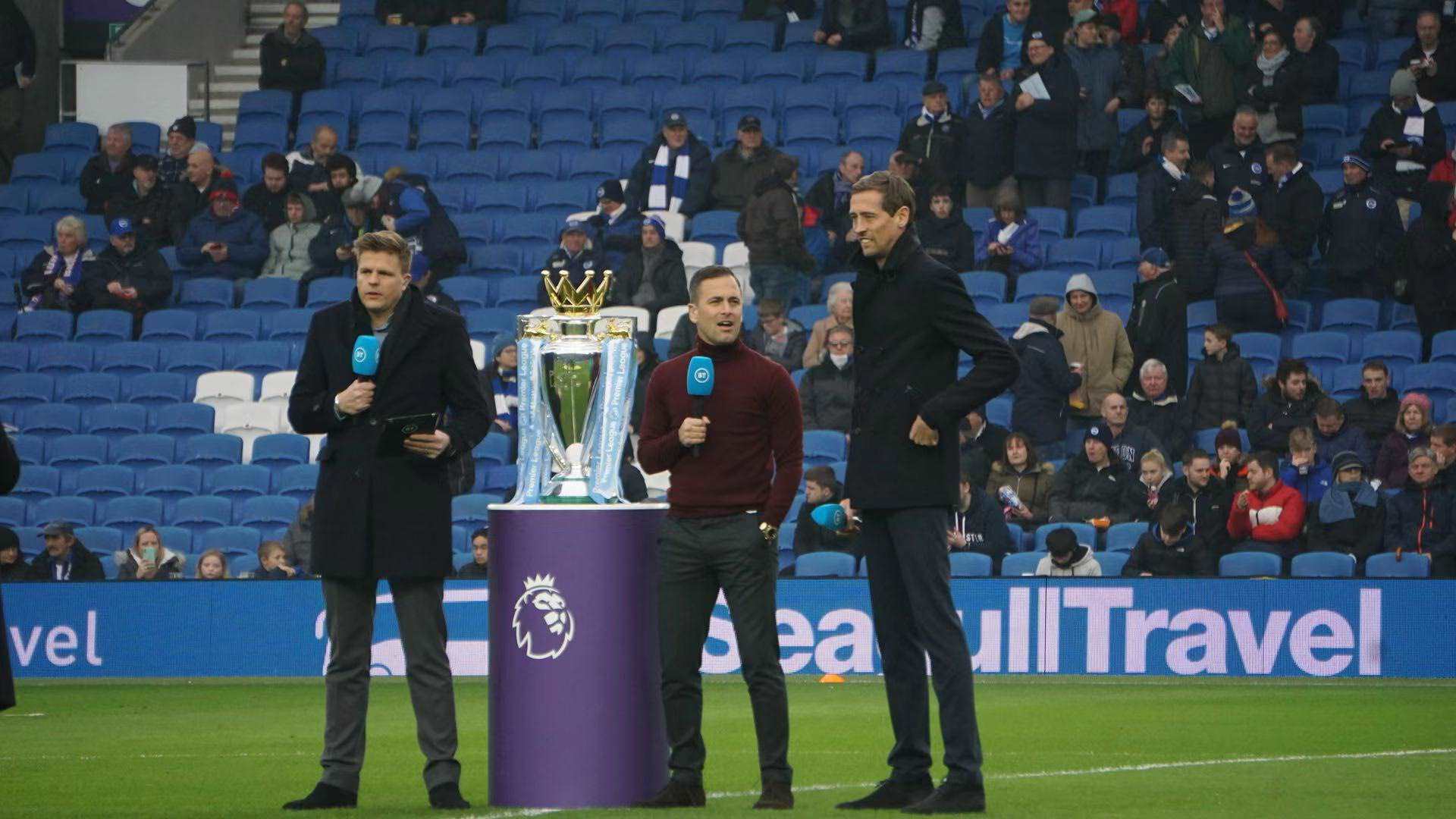 场上场下的 场上场下的